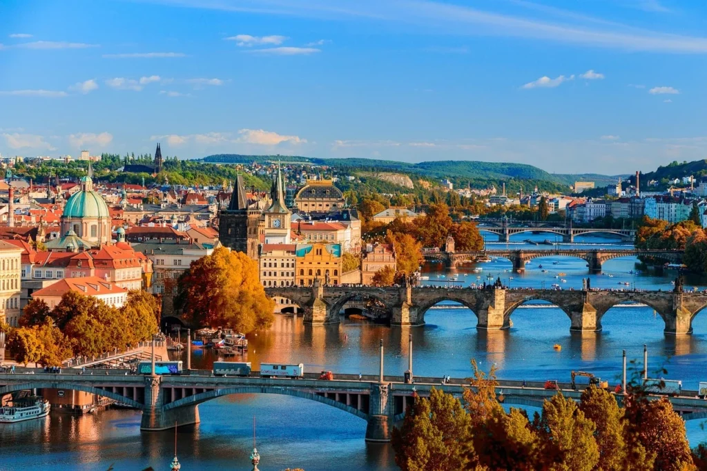 Praga, cruzando historia a través de sus puentes